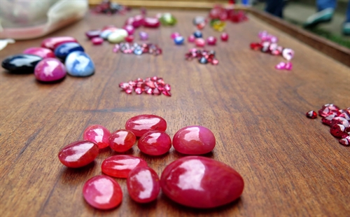 đá ruby được bán tràn lan khắp chợ
