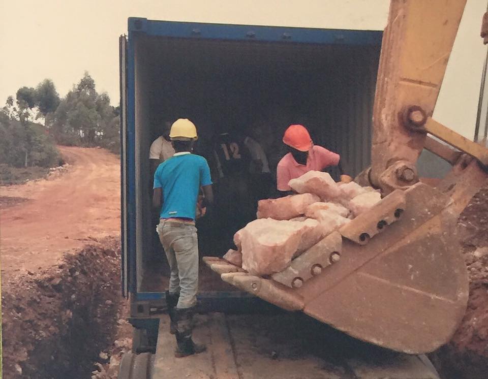 những người công nhân khai thác đá thạch anh hồng tại brazil