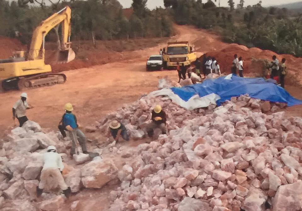 khai thác đá thạch anh hồng ở brazil